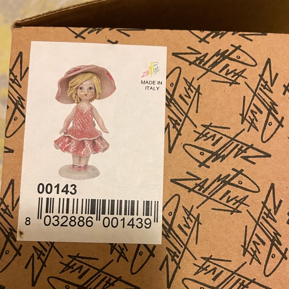Girl w/ bonnet ceramic collector piece